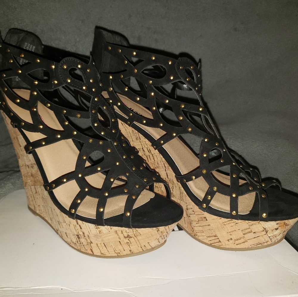 Black open-toe wedges size 10